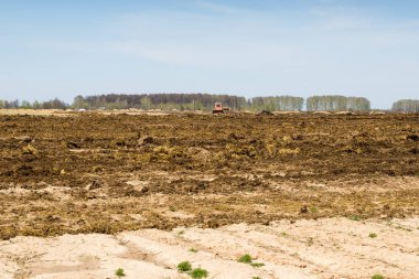 Tarıma elverişli arazi üzerinde mavi gökyüzü