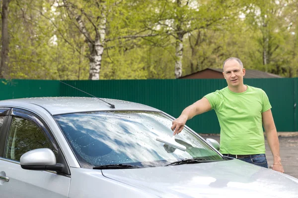 Lykkelig mann som vasker bil – stockfoto