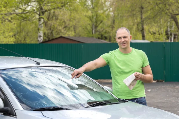 Homem feliz lavagem de carro — Fotografia de Stock