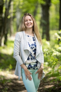 Yaz saati bir parkta yürüyen kadın