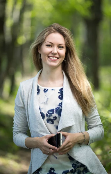 Donna che cammina in un parco, ora esatta — Foto Stock