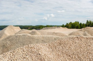Şose taş ocağında yığını