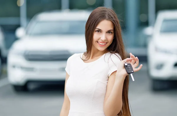 Donna felice conducente che mostra la chiave dell'auto — Foto Stock