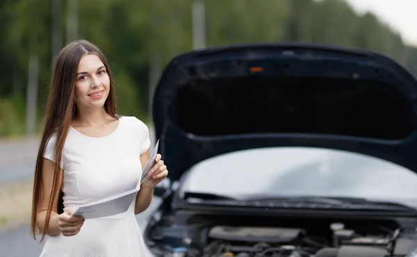 Žena před její auto rozbité auto — Stock fotografie