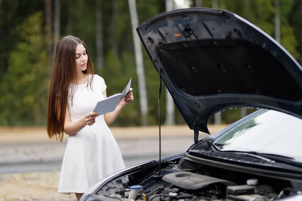 Woman in front of her car broken car — Stock Photo, Image