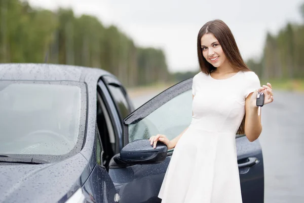 Mulher feliz motorista mostrando chave do carro — Fotografia de Stock