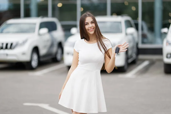 Mujer feliz conductor mostrando la llave del coche —  Fotos de Stock