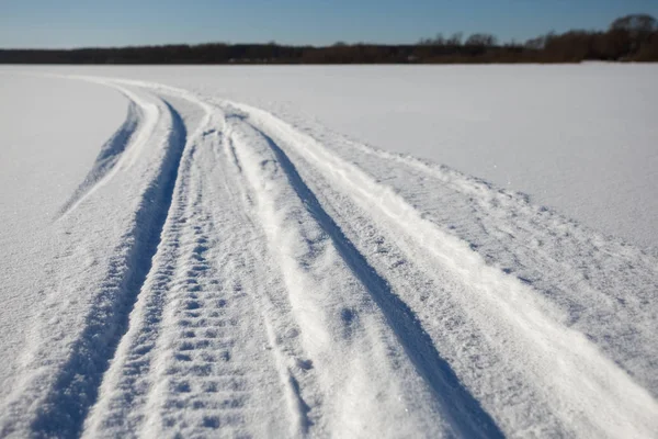 Tracce di pneumatici sulla neve — Foto Stock