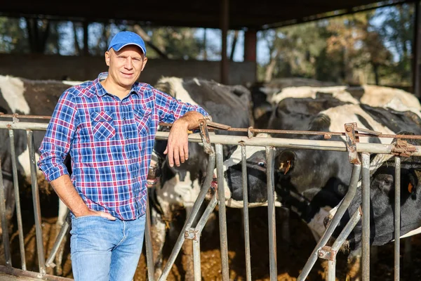 Portrait of a man on livestock ranches. — Stock Photo, Image