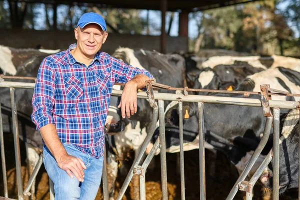 Retrato de un hombre en ranchos ganaderos . — Foto de Stock