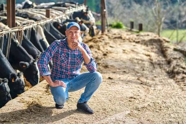 Retrato de un hombre en ranchos ganaderos . — Foto de Stock