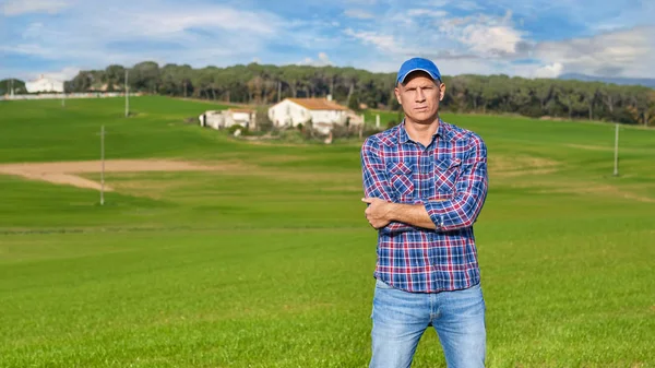 Porträt eines männlichen Bauern auf einer rustikalen Ranch — Stockfoto