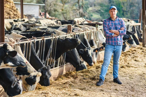 Porträtt av en man på boskap rancher. — Stockfoto
