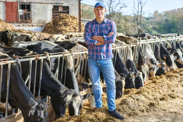 Retrato de un hombre en ranchos ganaderos . — Foto de Stock