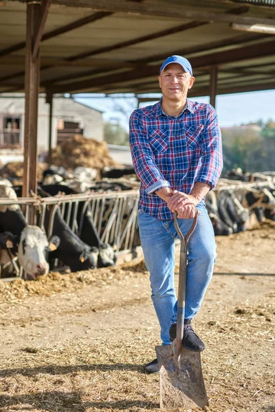 Retrato de un hombre en ranchos ganaderos con una pala . — Foto de Stock