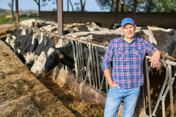 Retrato de un hombre en ranchos ganaderos . — Foto de Stock