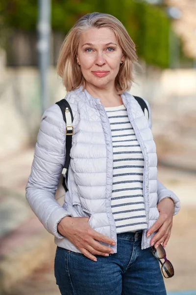 Aantrekkelijke middelbare leeftijd blonde vrouw et Street. — Stockfoto