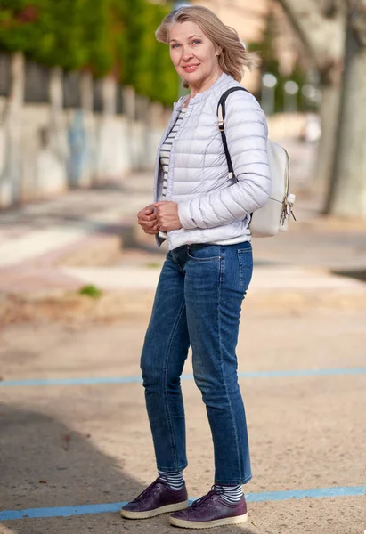 Atraente mulher loira de meia-idade et rua . — Fotografia de Stock