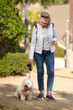 Çekici orta yaşlı sarışın kadın et sokak.