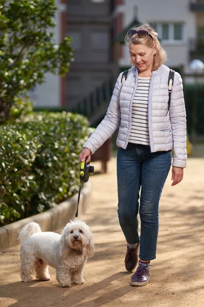 Aantrekkelijke middelbare leeftijd blonde vrouw et Street. — Stockfoto