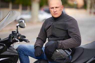 Yakışıklı sürücü, motosiklet yarışçısı..