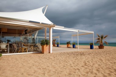 Fırtınalı bir günde, deniz kenarındaki boş restoran barı.