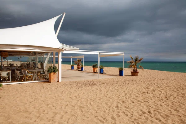 Bulutlu bir günde, deniz kenarındaki boş restoran barı.