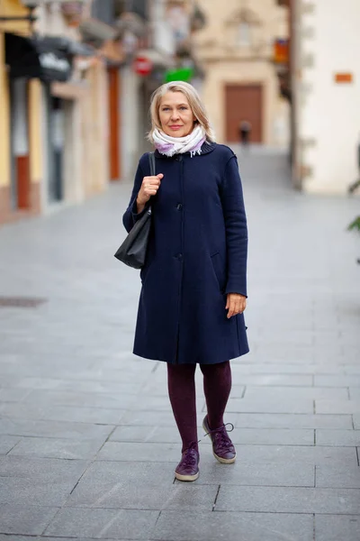 Mujer madura turista pasea por las calles de la ciudad — Foto de Stock