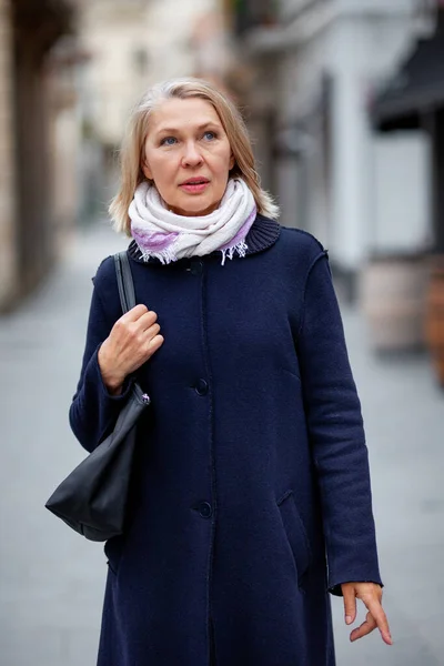 Šťastný důchodce žena chodí po ulicích turistického města — Stock fotografie