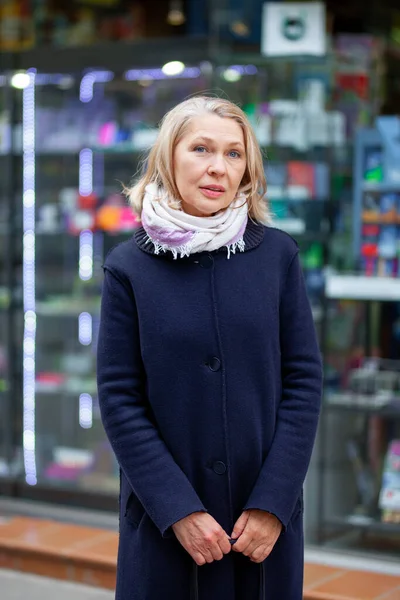 Retrato de mujer cerca del escaparate —  Fotos de Stock