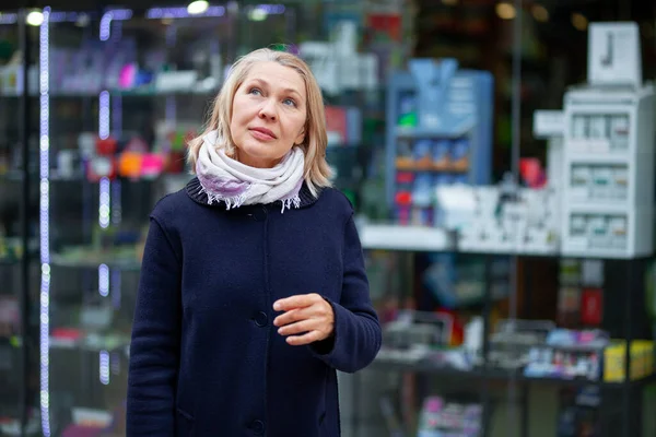 Portret van vrouw in de buurt van etalage — Stockfoto