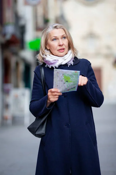 Gelukkige vrouw loopt op straat van een toeristische stad — Stockfoto