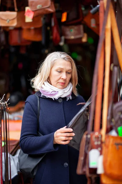 Porträt einer Frau in einem Geschäft für Ledertaschen — Stockfoto