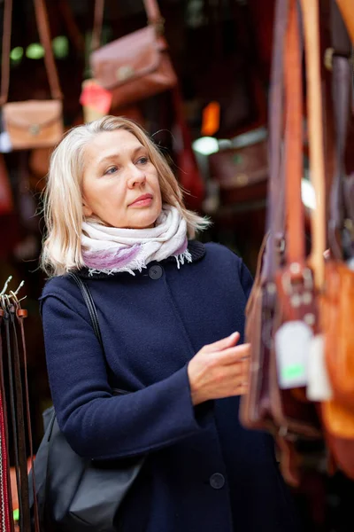 Portret van een vrouw in een lederwinkel — Stockfoto