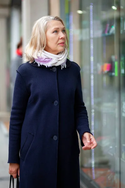 Retrato de mujer cerca del escaparate — Foto de Stock