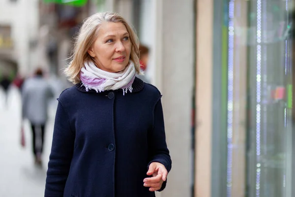 Portret van vrouw in de buurt van etalage — Stockfoto