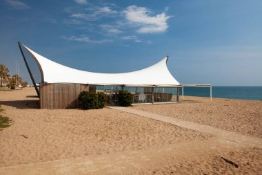 CALELLA, BARCELONA, İspanya - 13 Mart 2020: İspanyol sahillerinin boş plajları.