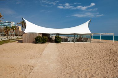CALELLA, BARCELONA, İspanya - 13 Mart 2020: İspanyol sahillerinin boş plajları.