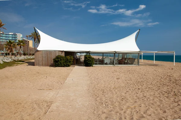 CALELLA, BARCELONA, İspanya - 13 Mart 2020: İspanyol sahillerinin boş plajları.