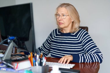 İnternet 'te ya da internet üzerinden bilgi arayan kadın