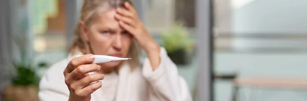 Donna guardando termometro. Malattia, concetto di problema del virus stagionale. Influenza fredda ed emicrania. Concentrati sul termometro — Foto Stock