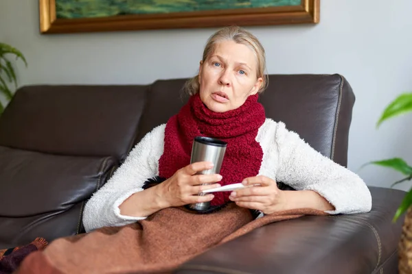 Хвороба, концепція сезонних вірусів. Старша жінка захворіла грипом при температурі на термометрі . — стокове фото
