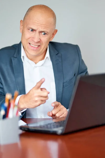 Homem com problemas e stress no escritório. Gerente de escritório levantando as mãos para a cabeça.Homem estressado no escritório no local de trabalho — Fotografia de Stock