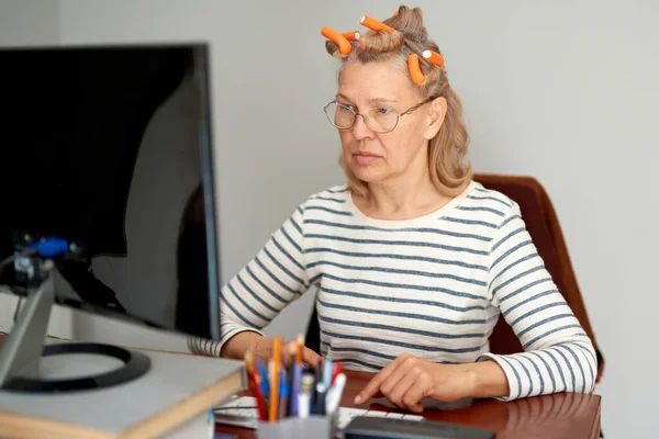 Madura Mediana Edad Gafas Utilizando Correo Electrónico Escritura Portátil Que — Foto de Stock