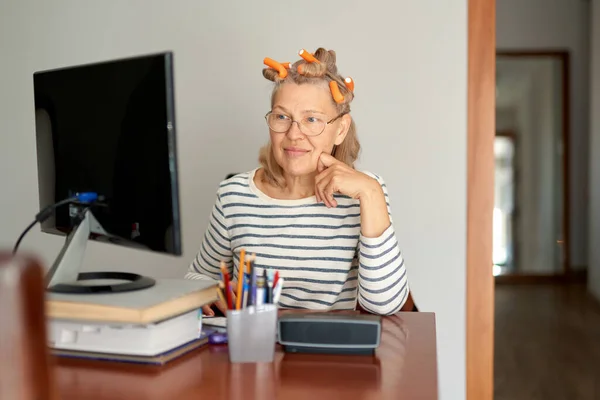 Frau Mit Lockenwicklern Auf Dem Kopf Sieht Computerbildschirm Hause Aus — Stockfoto