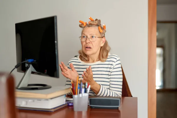 Pensionista de mediana edad en gafas utilizando el ordenador portátil escribiendo correo electrónico de trabajo en casa oficina — Foto de Stock