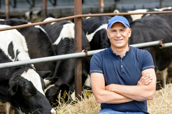 Ritratto di un agricoltore positivo con una mucca in un ranch — Foto Stock