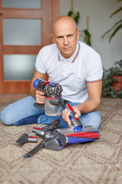 Man with vacuum cleaner at home.Home chores and routine concept. — Stock Photo, Image