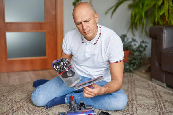 Man with vacuum cleaner at home.Home chores and routine concept. — Stock Photo, Image