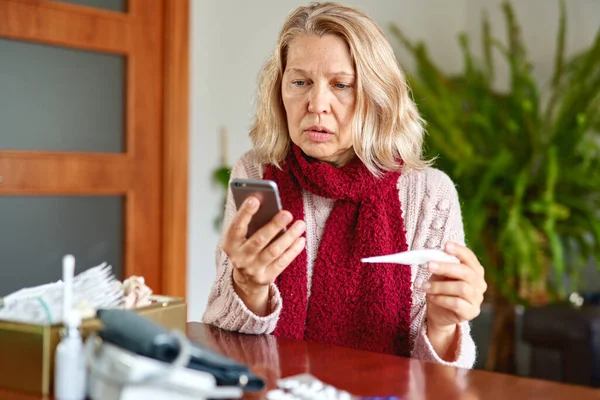 Portret Van Zieke Volwassen Vrouw Die Thuis Zit Roept Concept — Stockfoto